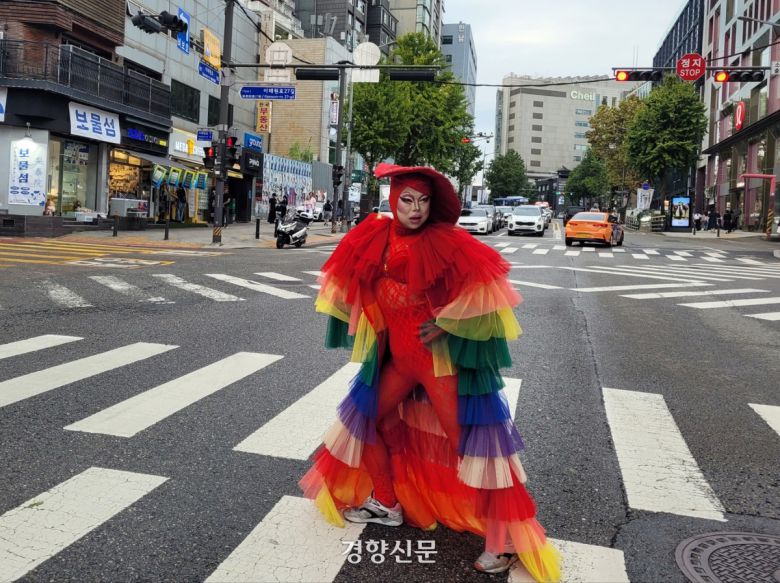 2025 서울드랙퍼레이드가 열린 3일 서울 용산구 이태원에서 드랙 아티스트가 포즈를 취하고 있다. 백민정 기자