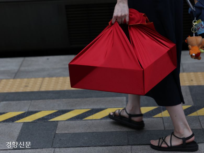 귀성객이 선물을 들고 기차 플랫폼으로 이동하고 있다.