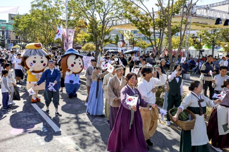 2024년에 열린 군산시간여행 축제에서 관광객이 옛 옷차림으로 참여하는 ‘군산 시간여행 행진’ 모습. 군산시 제공