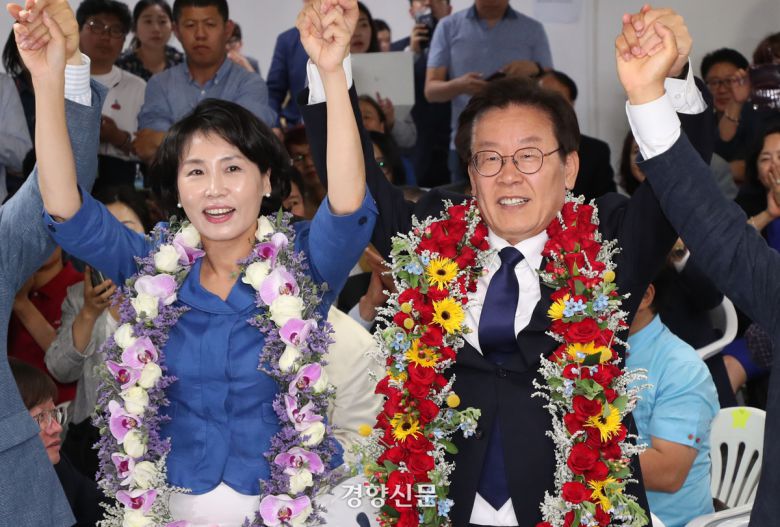 이재명 당시 더불어민주당 경기지사 후보가 2018년 6월13일 당선이 확실해지자 경기 수원 선거사무소에서 손을 들어 인사하고 있다. 경향신문 자료사진