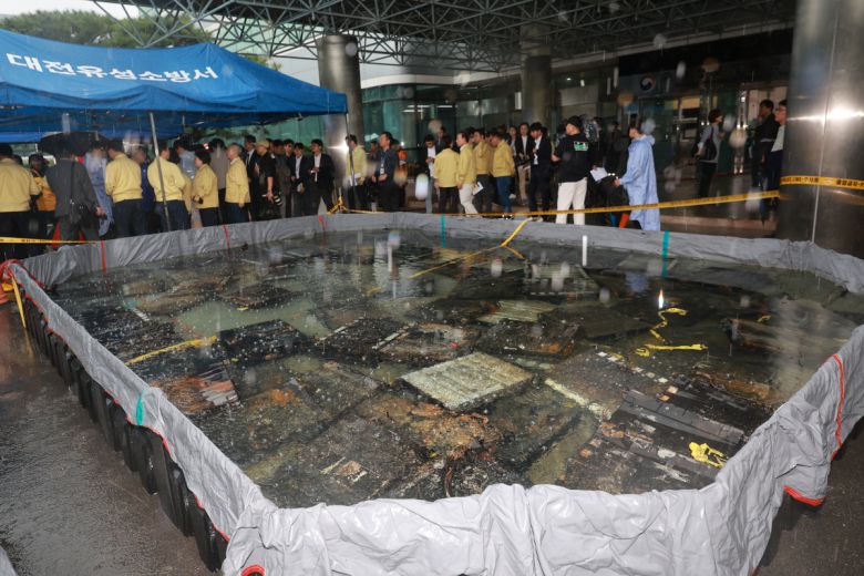 지난 28일 대전 유성구 국가정보자원관리원 화재로 인해 불에 탄 리튬이온 배터리가 소화수조에 담겨 있다. 지난 26일 정부 전산시스템이 있는 국정자원에서 무정전·전원 장치(UPS)용 리튬이온배터리 화재가 발생해 정부 전산 서비스가 대규모로 마비됐다. 연합뉴스