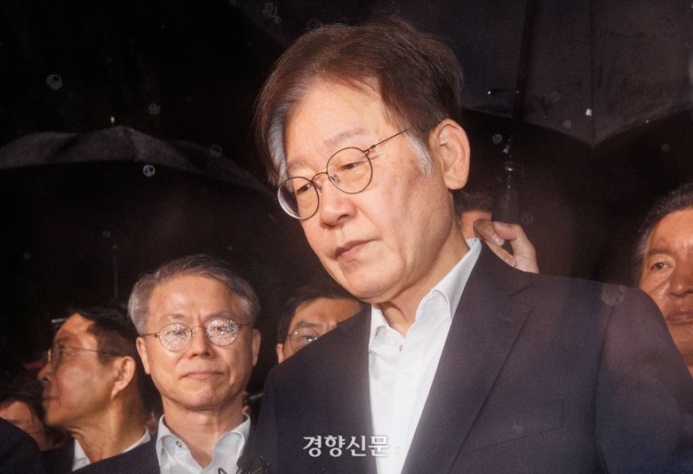 백현동 개발특혜·쌍방울그룹 대북송금 등 의혹으로 구속 전 피의자 심문(영장실질심사)을 받은 이재명 당시 더불어민주당 대표가 2023년 9월27일 구속 영장이 기각돼 경기 의왕시 서울구치소를 나서던 중 입장 발표를 위해 이동하고 있다. 경향신문 자료사진