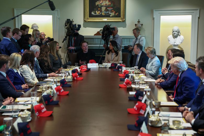 지난 4월30일(현지시간) 워싱턴 백악관에서 열린 내각 회의장 책상에 ‘GULF OF AMERICA’(미국만) 단어가 적힌 모자가 올려져있다. 로이터연합뉴스