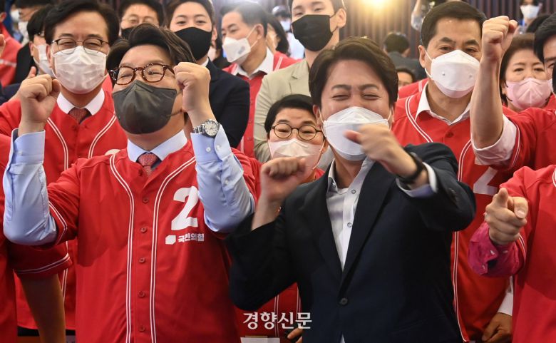 2022년 6월 1일 서울 여의도 국회도서관에 마련된 ‘국민의힘 제8회 지방선거 개표상황실’에서 이준석 상임선대위원장과 권성동 공동선대위원장 등 참석자들이 출구조사 결과를 보며 환호하고 있다. 국회사진기자단