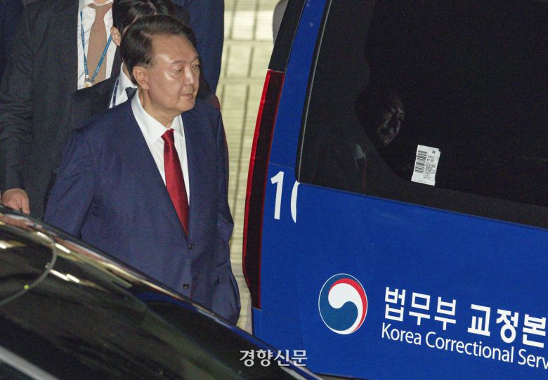 윤석열 전 대통령이 지난 7월9일 서울 서초구 서울중앙지법에서 열린 구속 전 피의자 심문(영장실질심사)을 마친 뒤 서울구치소로 향하고 있다. 문재원 기자