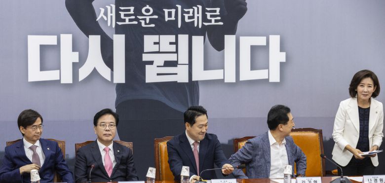 국민의힘 의원들이 지난 8월28일 장동혁 대표 선출 이후 처음으로 열린 당 중진회의에 참석했다. (왼쪽부터) 조경태 의원, 송언석 원내대표, 장 대표, 김기현, 나경원 의원. 연합뉴스