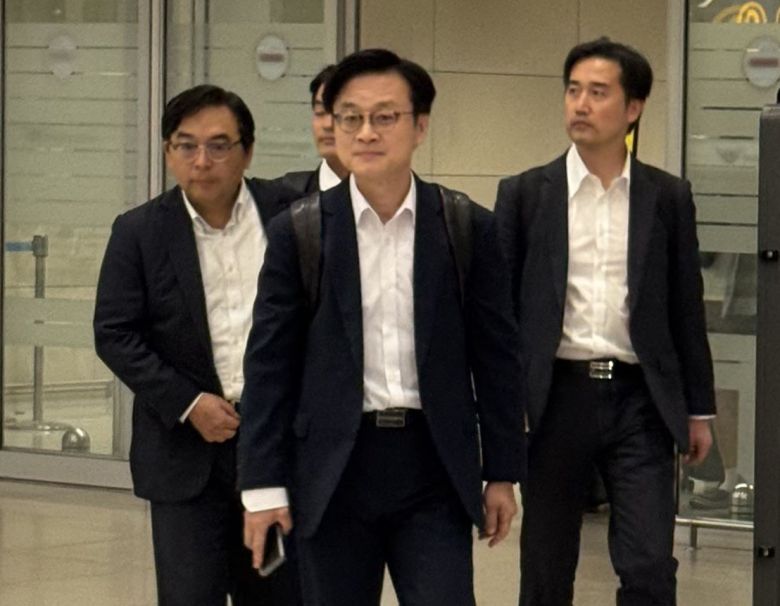 김정관 산업통상부 장관이 6일 오전 인천공항 제2터미널 입국장을 통해 귀국하고 있다. 김 장관은 지난 4일(현지시간) 미국 뉴욕을 방문해 하워드 러트닉 미 상무부 장관과 한미 관세 협상 관련 후속 협의를 이어갔다. 연합뉴스