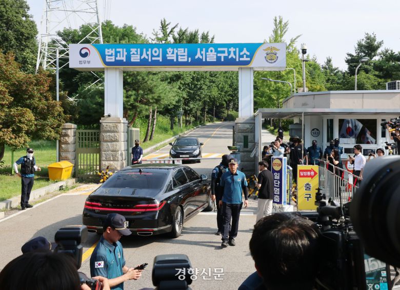 김건희 여사의 의혹을 수사하는 민중기 특검팀이 윤석열 전 대통령에 대한 체포영장 집행을 시도한 지난 8월1일 경기 의왕시 서울구치소 앞에 취재진이 대기하고 있다. 이준헌 기자