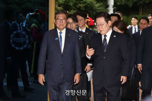 이재명 대통령과 이시바 시게루 일본 총리가 30일 부산 해운대구 누리마루 APEC하우스에서 한일 정상회담을 하기 위해 입장하고 있다. 대통령실사진기자단