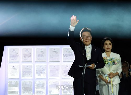 이재명 대통령과 김혜경 여사가 8월15일 서울 세종대로 광화문광장에서 열린 제21대 대통령 국민임명식 ‘광복 80년, 국민주권으로 미래를 세우다’ 행사에서 감사 인사를 하고 있다. 대통령실사진기자단