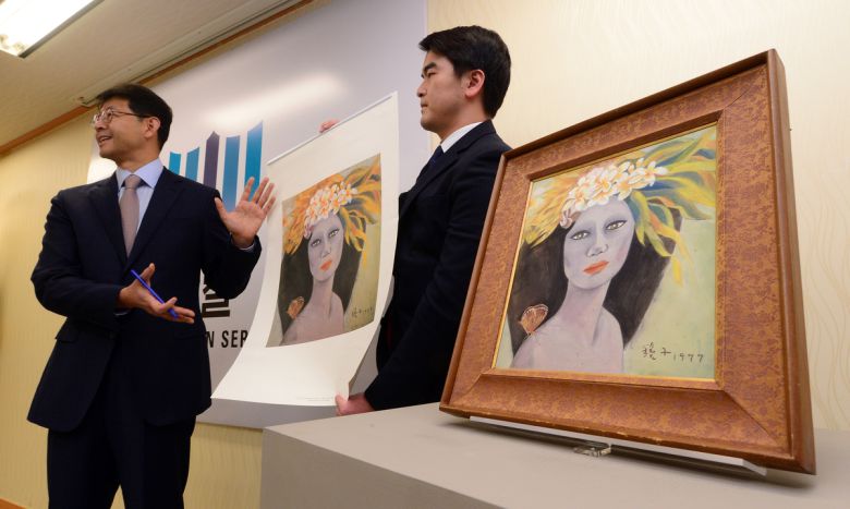 2016년 12월19일 서울중앙지방검찰청에서 열린 천경자 화백 ‘미인도’ 위작 논란사건에 대한 수사결과발표에서 형사제6부 배용원 부장검사가 ‘미인도’가 진품임을 발표하고 있다.  연합뉴스