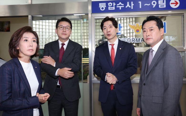 장동혁 국민의힘 대표(가장 오른쪽)와 나경원 의원(가장 왼쪽)이 3일 이진숙 전 방송통신위원장 체포에 항의하기 위해 서울영등포경찰서를 방문해 면회를 기다리고 있다. 연합뉴스