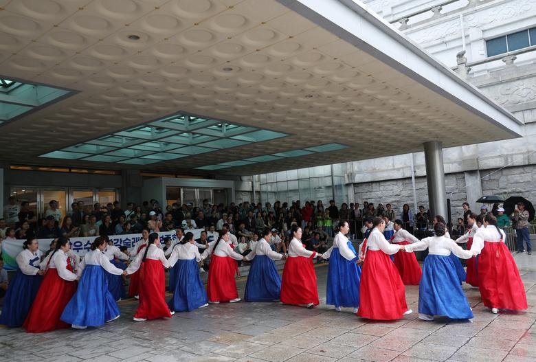 추석을 하루 앞둔 5일 서울 종로구 국립민속박물관에서 열린 ‘한가위는 민속이지’ 행사에서 해남 우수영 강강술래 공연이 펼쳐지고 있다.  연합뉴스