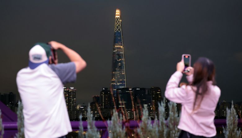 추석 연휴인 5일 서울 송파구 롯데월드타워 외벽에 추석을 맞아 달토끼 콘텐츠 미디어파사드가 송출되고 있다. 롯데월드타워는 오늘부터 7일까지 노란 보름달을 배경으로 두 마리의 달토끼가 방아를 찧는 모습과 타워 꼭대기 크라운에 보름달을 상징하는 노란빛을 연출해 한가위의 풍요로움을 전한다. 연합뉴스