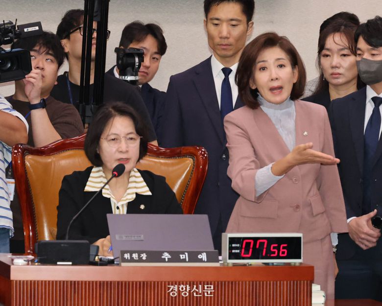 지난달 22일 국회 법제사법위원회에서 열린 검찰개혁 입법청문회에서 추미애 법사위원장이 의사봉을 두드리는 동안 나경원 국민의힘 의원이 항의하고 있다. 박민규 선임기자