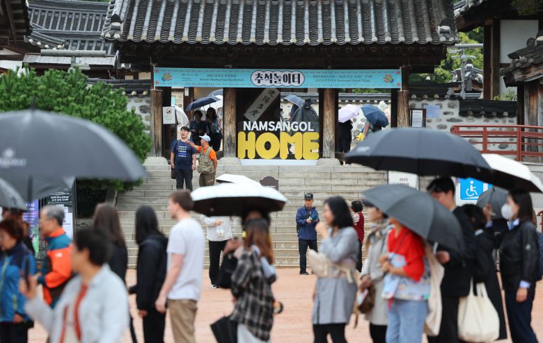 추석인 6일 서울 남산골한옥마을이 시민들로 붐비고 있다. 연합뉴스