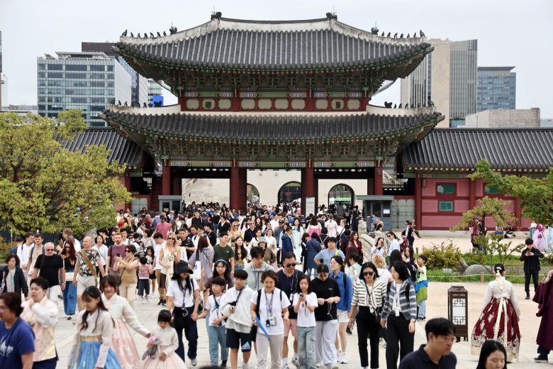 추석 연휴인 4일 서울 경복궁이 관람객들로 붐비고 있다. 연합뉴스