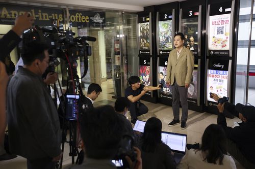 국민의힘 장동혁 대표가 7일 <건국전쟁2> 관람에 앞서  서울 롯데시네마 영등포점에서 취재진 질문에 답하고 있다. 연합뉴스