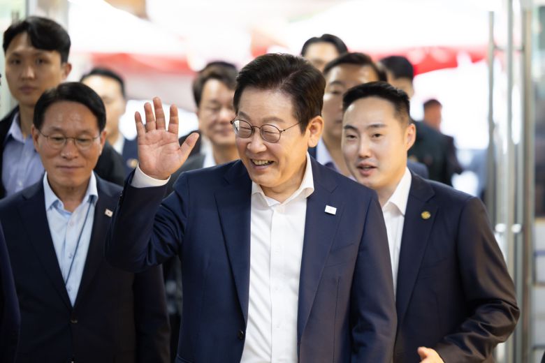 이재명 대통령이 지난 3일 인천 강화군 강화제일풍물시장을 방문해 상인 및 주민들과 인사를 나누고 있다. 대통령실 제공