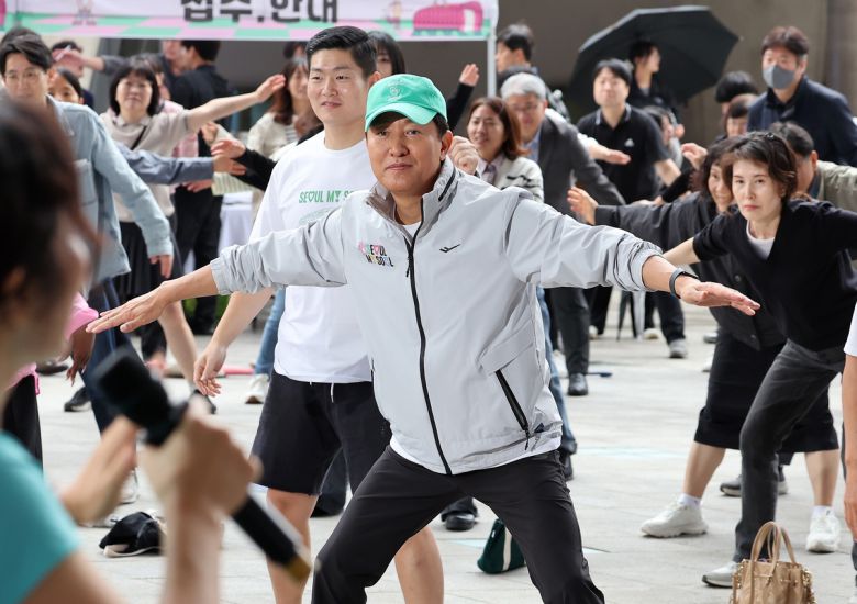 오세훈 서울시장을 비롯한 참석자들이 10일 서울 중구 동대문디자인플라자(DDP)에서 열린 ‘더 건강한 서울 9988, 한가위 확.찐.살. 확빼기’ 체력장에서 체조를 하며 몸을 풀고 있다.  연합뉴스