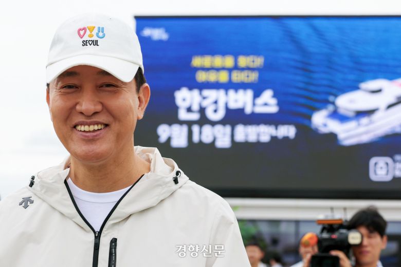 오세훈 서울시장이 지난달 18일 서울 영등포구 여의도 선착장에서 열린 한강버스 정식 운항 기념 시승식에 참석해 웃고 있다. 한수빈 기자