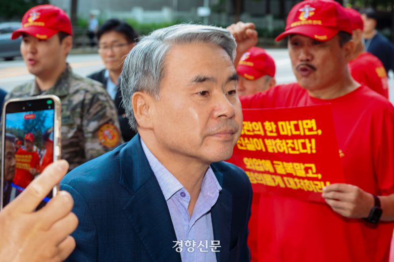 이종섭 전 국방부 장관이 지난달 22일 채상병 특별검사팀이 있는 서울 서초동 특검팀에 피의자 신분으로 출석하고 있다. 이준헌 기자