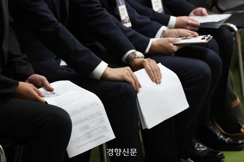 구직자들이 현장 면접 순서를 기다리고 있다. 사진은 해당 기사와 관계 없음. 김창길 기자
