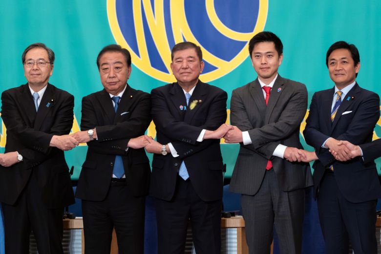 지난 7월2일 일본 도쿄에서 일본기자클럽이 주최한 정당 대표 토론회에서 (왼쪽부터) 사이토 데쓰오 공명당 대표, 노다 요시히코 입헌민주당 대표, 이시바 시게루 총리 겸 당시 자민당 총재, 요시무라 히로후미 일본유신회 대표, 다마키 유이치로 국민민주당 대표가 손을 잡고 서 있다. EPA연합뉴스