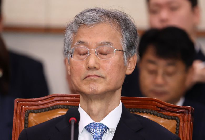 조희대 대법원장이 13일 국회 법사위 국정감사에서 눈을 감고 질의를 듣고 있다. 2025.10.13 박민규 선임기자