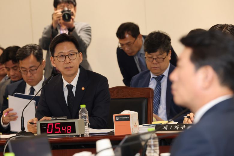 질의 답변 배경훈 부총리 겸 과학기술정보통신부 장관이 13일 정부세종청사에서 열린 국회 과학기술정보방송통신위원회 국정감사에 출석해 여야 의원들의 질의에 답하고 있다. 연합뉴스