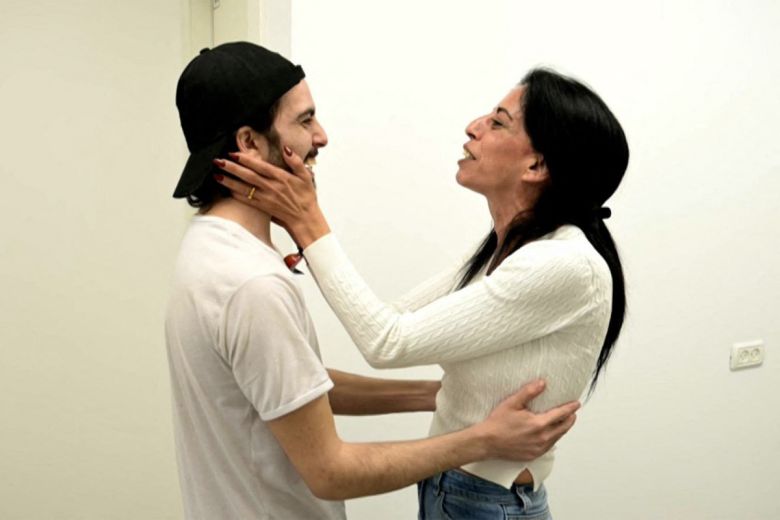 어머니 상봉 13일(현지시간) 가자지구에서 풀려난 이스라엘 인질 마탄 장가우케르(왼쪽)가 이스라엘 모처에서 어머니 에이나브와 만나고 있다. AFP연합뉴스