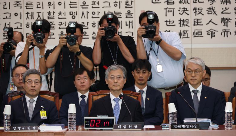 조희대 대법원장이 지난 13일 국회에서 열린 국회 법제사법위원회 대법원 국정감사에 참석해 있다. 권도현 기자