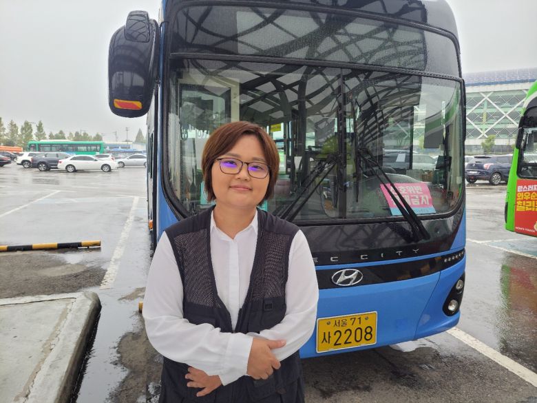 버스운행사원 윤수정씨가 14일 서울 강서구 개화동 공항버스 차고지 앞에서 포즈를 취하고 있다. 서울특별시버스운송사업조합 제공