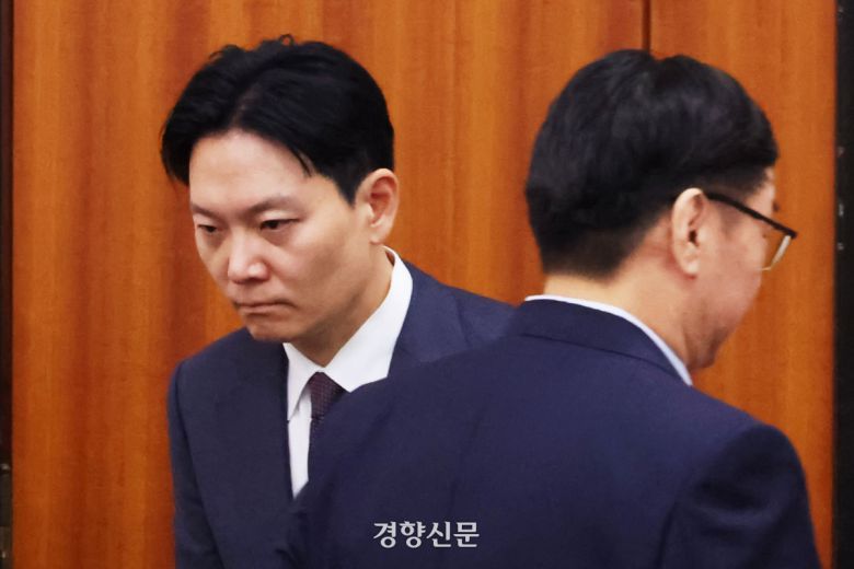 국회에서 14일 열린 법무부 등에 대한 법제사법위원회 국정감사에서 이화영 전 경기도 평화부지사(오른쪽)와 수사를 담당했던 박상용 법무연수원 교수가 서로 지나치고 있다. 한수빈 기자