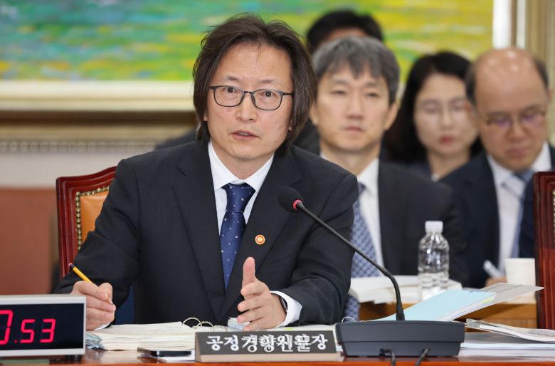 주병기 공정거래위원장이 14일 국회 정무위 국정감사에서 의원질의에 답하고 있다. 한수빈 기자