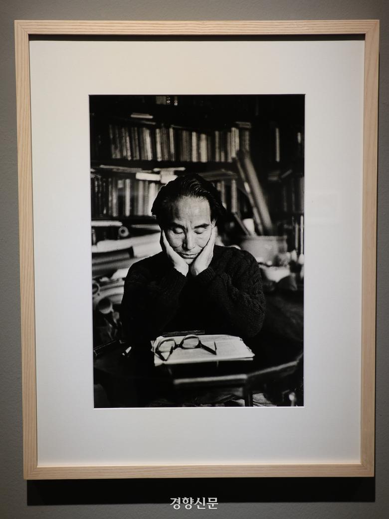 동강사진박물관에 전시된 사진가 육명심이 찍은 시인 박두진 모습. 경향신문 자료사진