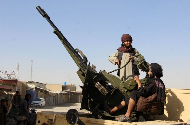 15일 아프가니스탄 스핀볼닥의 아프가니스탄·파키스탄 국경에서 탈레반 병력이 순찰하는 모습. EPA연합뉴스