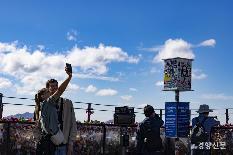 완연한 가을 날씨를 보인 15일 서울 남산에서 바라본 하늘이 파랗다.  문재원 기자
