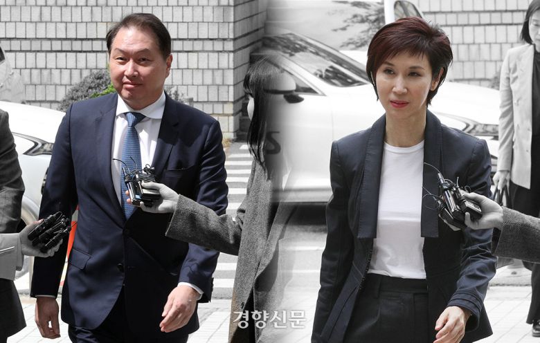 최태원 SK그룹 회장(왼쪽)과 노소영 아트센터 나비 관장이 지난해 4월16일 서울 서초구 서울고법에서 열린 이혼 소송 항소심 공판에 출석하고 있다. 권도현 기자