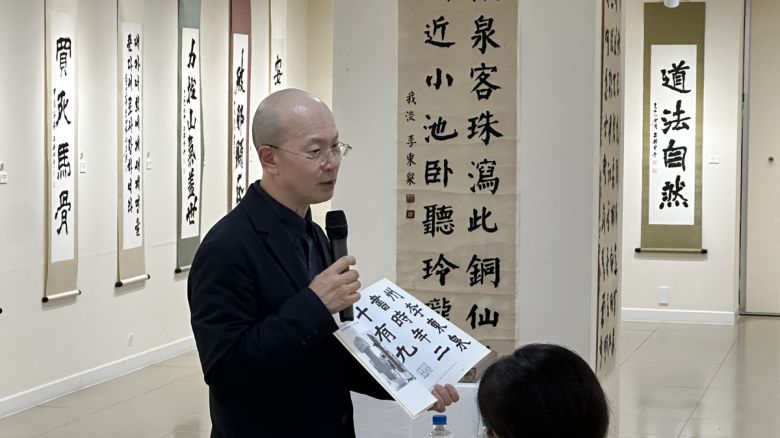 이동천 작가가 16일 서울 명동 갤러리1898에서 기자간담회를 갖고 첫 서예전 ‘천상운집’(千祥雲集)에 대해 설명하고 있다. 본인 제공