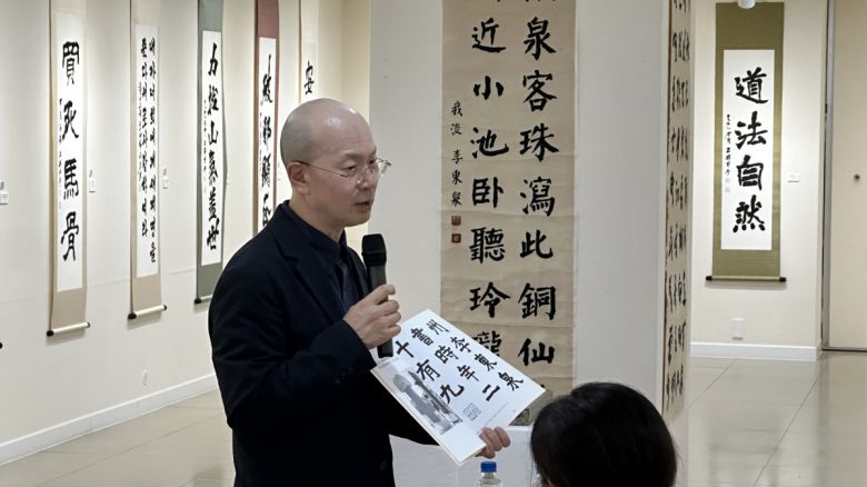 이동천 작가가 16일 서울 명동 갤러리1898에서 기자간담회를 갖고 첫 서예전  ‘천상운집’에 대해 설명하고 있다.  본인 제공