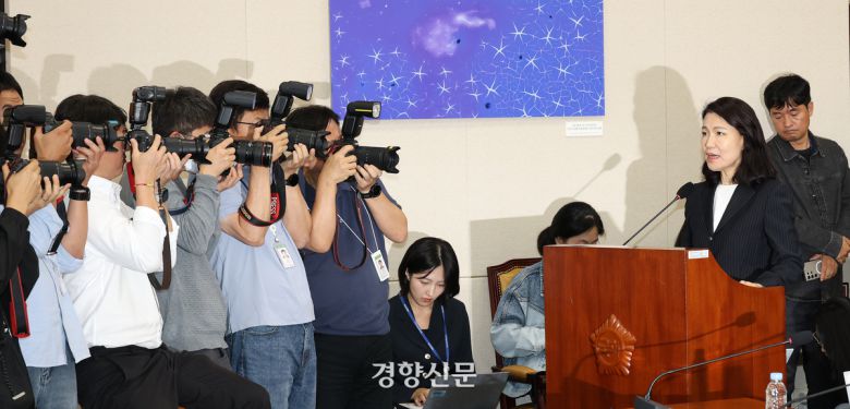 이진숙 전 방송통신위원장이 14일 국회 과학기술정보방송통신위원회에서 열린 2025년도 국정감사에 참석해 증언하고 있다. 권도현 기자