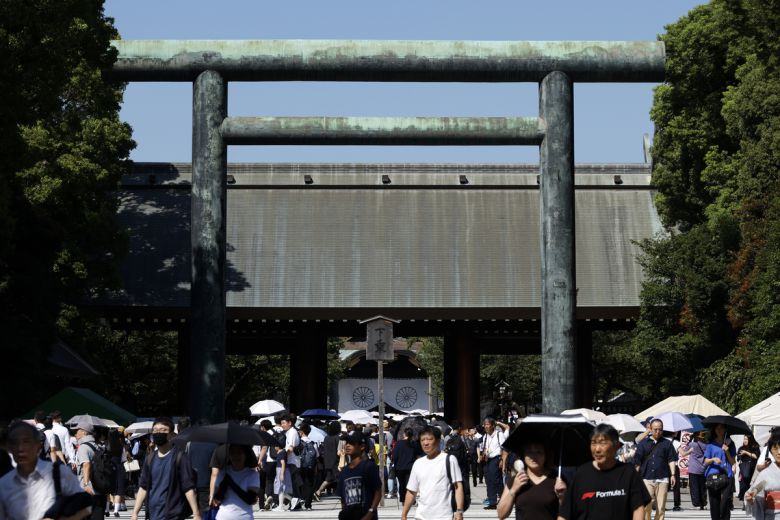 제2차 세계대전 종전기념일 80주년인 지난 8월15일 일본 도쿄 지요다구에 있는 야스쿠니 신사에 참배하러 온 시민들이 보인다. EPA연합뉴스