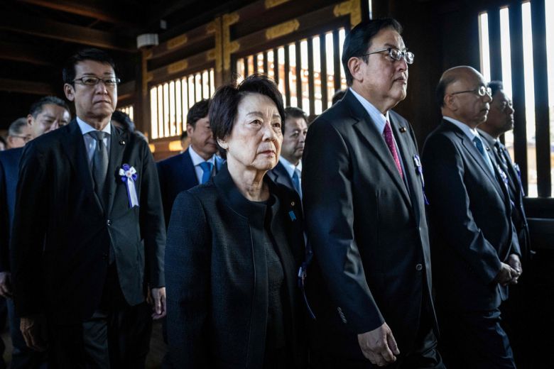 일본 국회의원들이 추계 예대제가 시작된 17일 야스쿠니 신사에 모여있다.  AFP연합뉴스