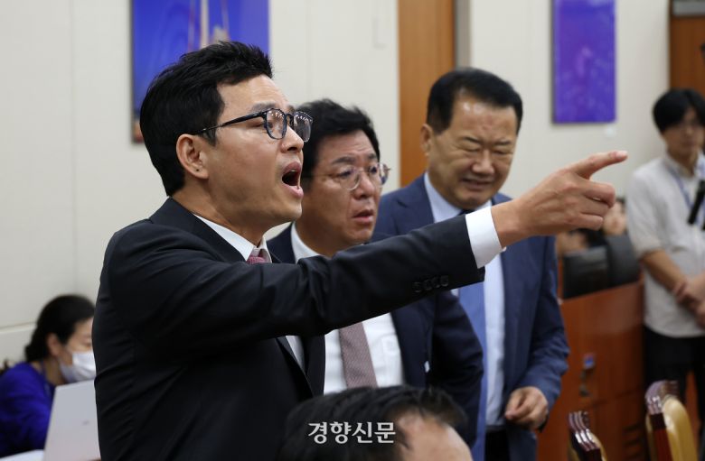 박정훈 국민의힘 의원이 지난 14일 국회 과학기술정보방송통신위원회의 방송미디어통신위원회 국감에서 김우영 더불어민주당의 문자메시지 공개에 반발하며 민주당 의원들과 실랑이를 벌이고 있다. 권도현 기자