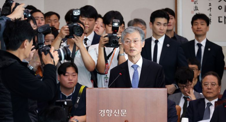 조희대 대법원장이 지난 13일 국회에서 열린 법제사법위원회의 대법원 국정감사에 출석해 인사말을 하고 있다. 권도현 기자