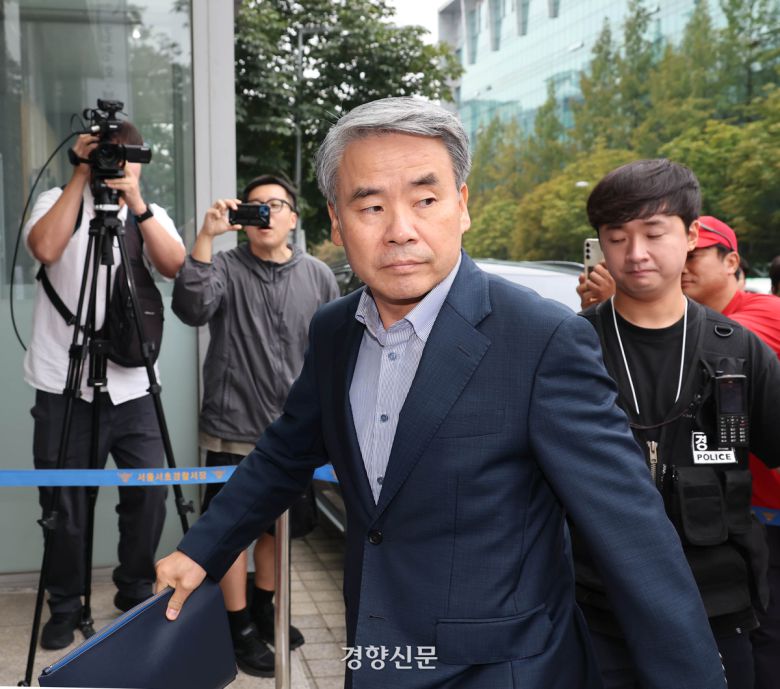 이종섭 전 국방장관이 지난달 30일 서울 서초동 특검 사무실로 출석하고 있다. 이준헌 기자