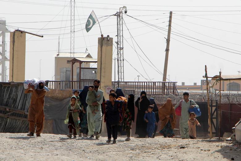 19일 아프가니스탄 칸다하르주에서 아프가니스탄과 파키스탄의 국경이 재개방된 후 난민들이 이동하고 있다. EPA연합뉴스