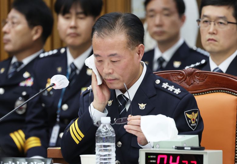 21일 경기도 수원시 장안구 경기남부경찰청에서 열린 국회 행정안전위원회의 경기남·북부경찰청에 대한 국정감사에서 황창선 경기남부청장이 땀을 닦고 있다. 연합뉴스