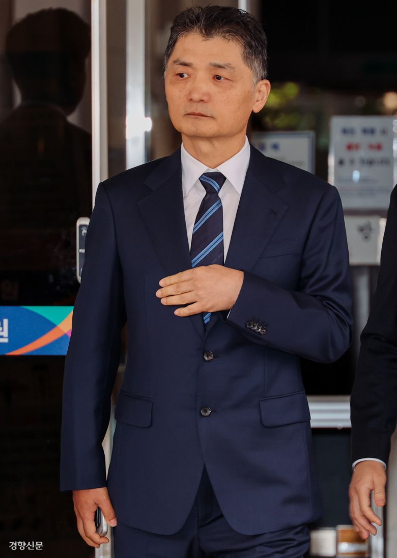 “카카오, 주가조작 그늘서 벗어날 계기” SM엔터테인먼트 시세조종 혐의를 받은 카카오 창업자 김범수 미래이니셔티브센터장이 21일 서울남부지법에서 열린 1심 재판에서 무죄를 선고받은 뒤 법원을 나서고 있다. 이준헌 기자 heon@kyunghyang.com